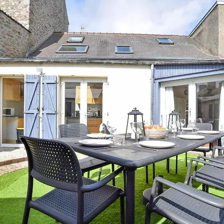 6 Bedroom Lovely Home In Saint-Vaast-La-Hougue